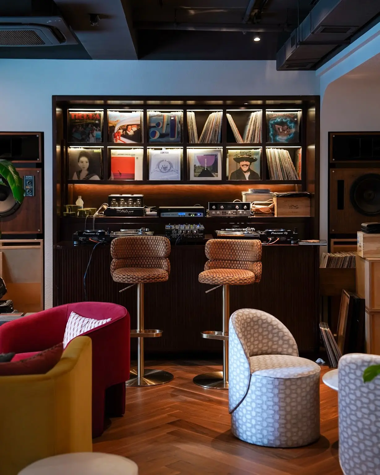 Listening-lounge / vinyl-event view.
